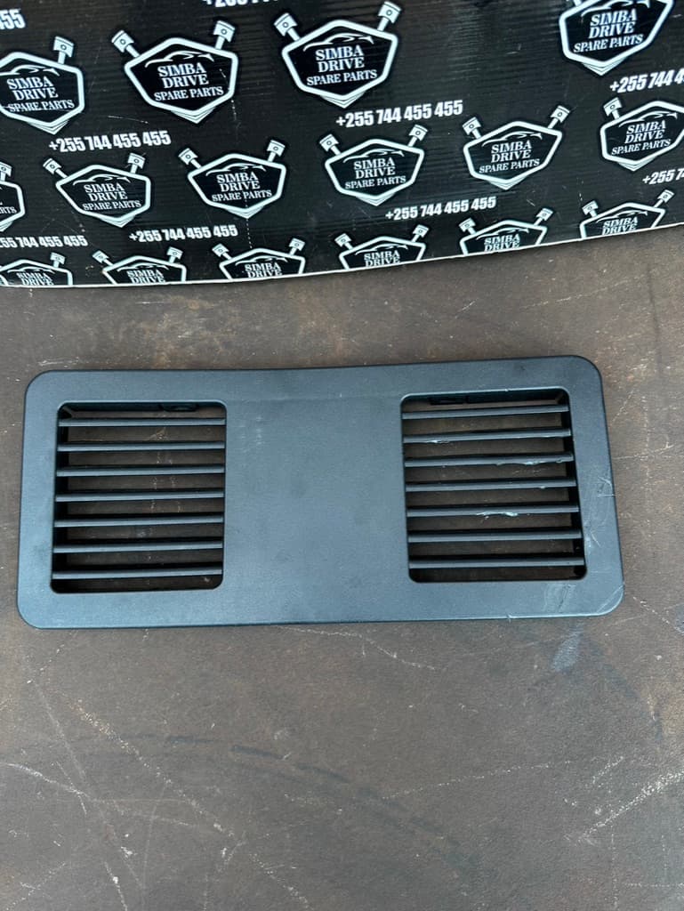 GENUINE LAND ROVER RANGE ROVER VOGUE L405 2015-2020 Rear Boot Air Vent Grill