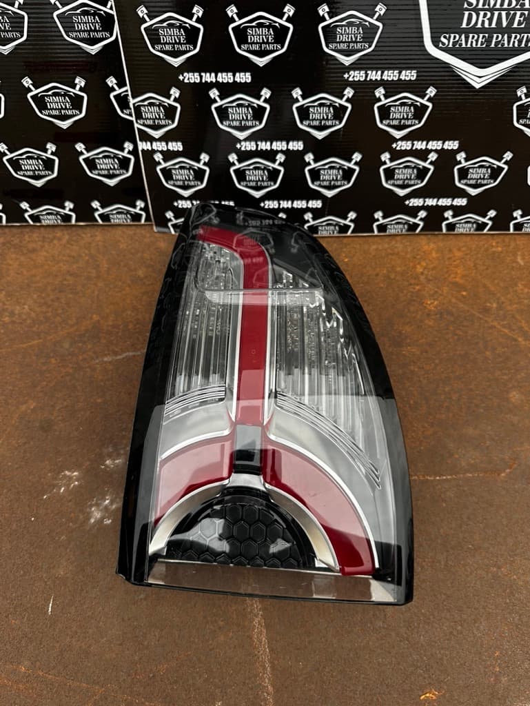 GENUINE LAND ROVER DISCOVERY SPORT  L550 2015-2020 Rear Right Tailgate Light with Red Strip (Very Light Scratches )