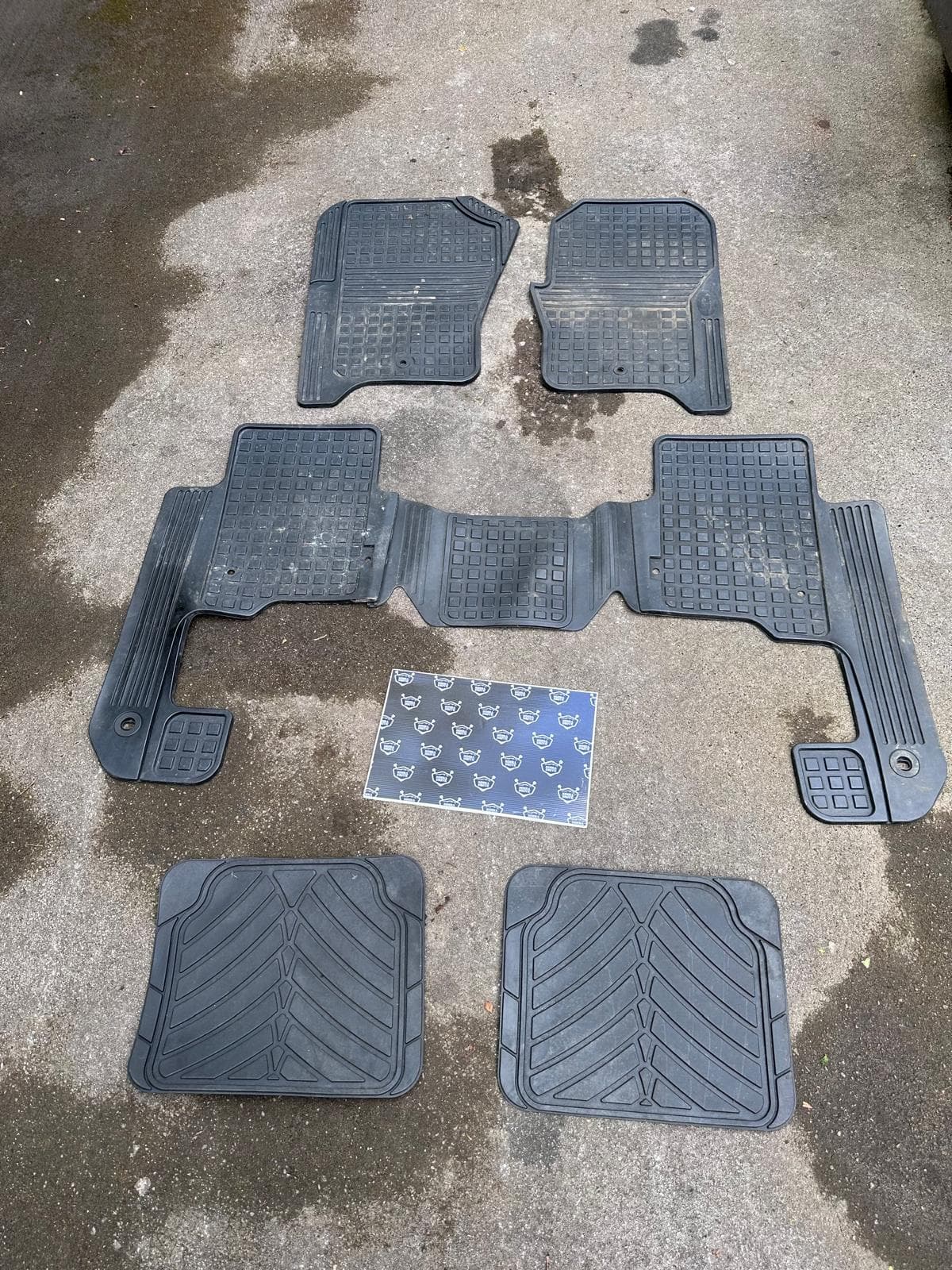 GENUINE Rubber Floor Mat For DISCOVERY 3/4, 2pcs front, 2 middle row and 2pcs rear but the rear are aftermarket