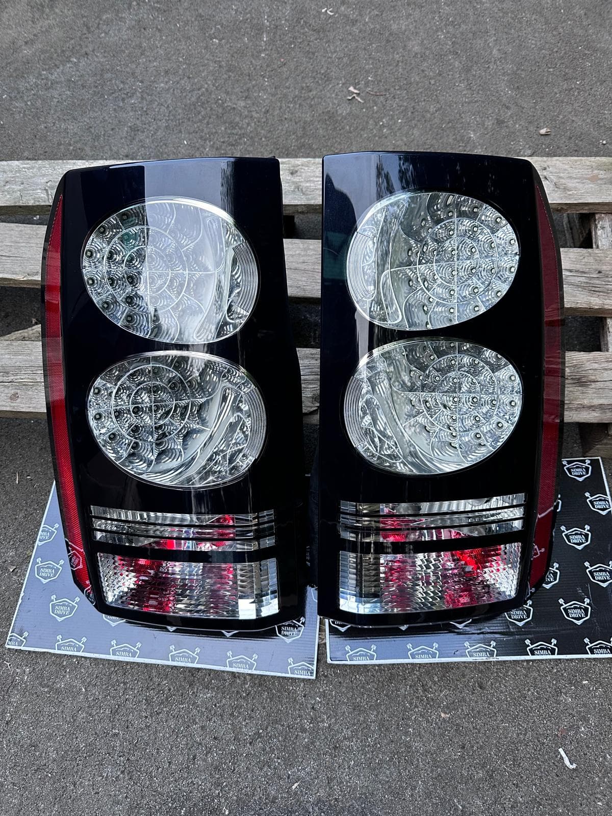GENUINE Facelifted Led Rear Lights. Upgrade For DISCOVERY 3 & 4 (BLACK, RED & WHITE) IN VERY GOOD CONDITION, NO DENT OR SCRATCHES. SOLD AS PER (Left & Right)
