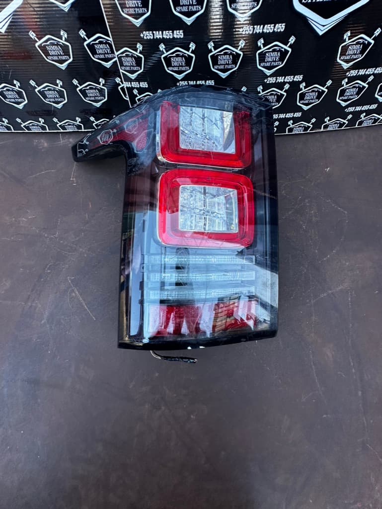 GENUINE LAND ROVER RANGE ROVER VOGUE L405 3.0L Diesel 2013-2017 Rear Left Tailgate Light ( Light is Crack/ Damage look for the Picture)
