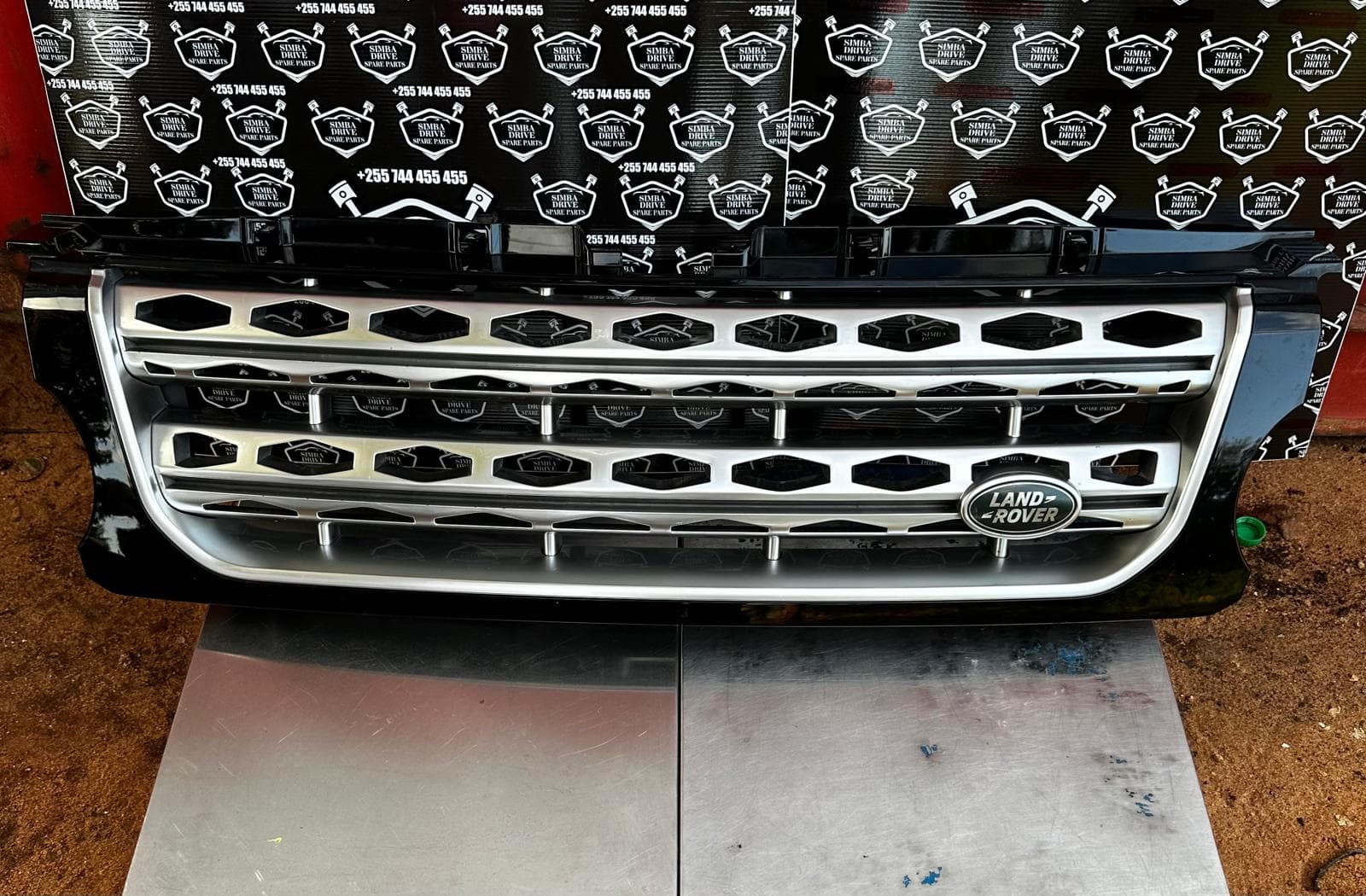 GENUINE LAND ROVER DISCOVERY 4 3.0L 2013-2016 Main Front Grill. Choice Of Colour, ( Black & Silver Or Black & Grey) Parts In Good Condition
