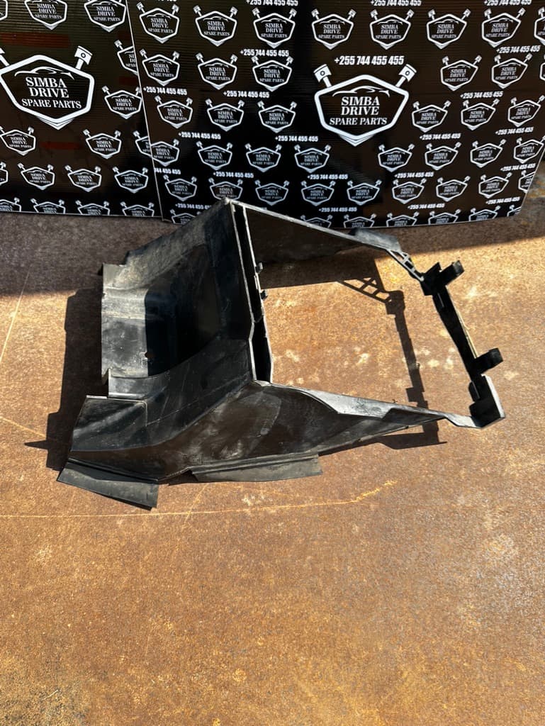 GENUINE RANGE ROVER VOGUE L405 3.0L & 4,0L 2013-2020, Intercooler Air Deflector Duct Guide Left Side