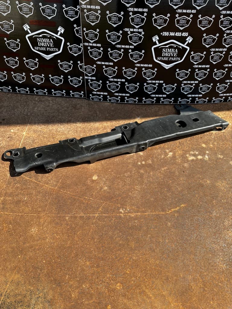 GENUINE LAND ROVER DISCOVERY 5 L462 2016-2020, Wing Bracket Driver Side