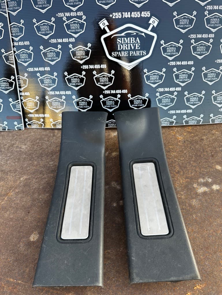 GENUINE LAND ROVER DISCOVERY 5 L462  2017, Rear Door Step Plate Trim ( Left & Right Side)