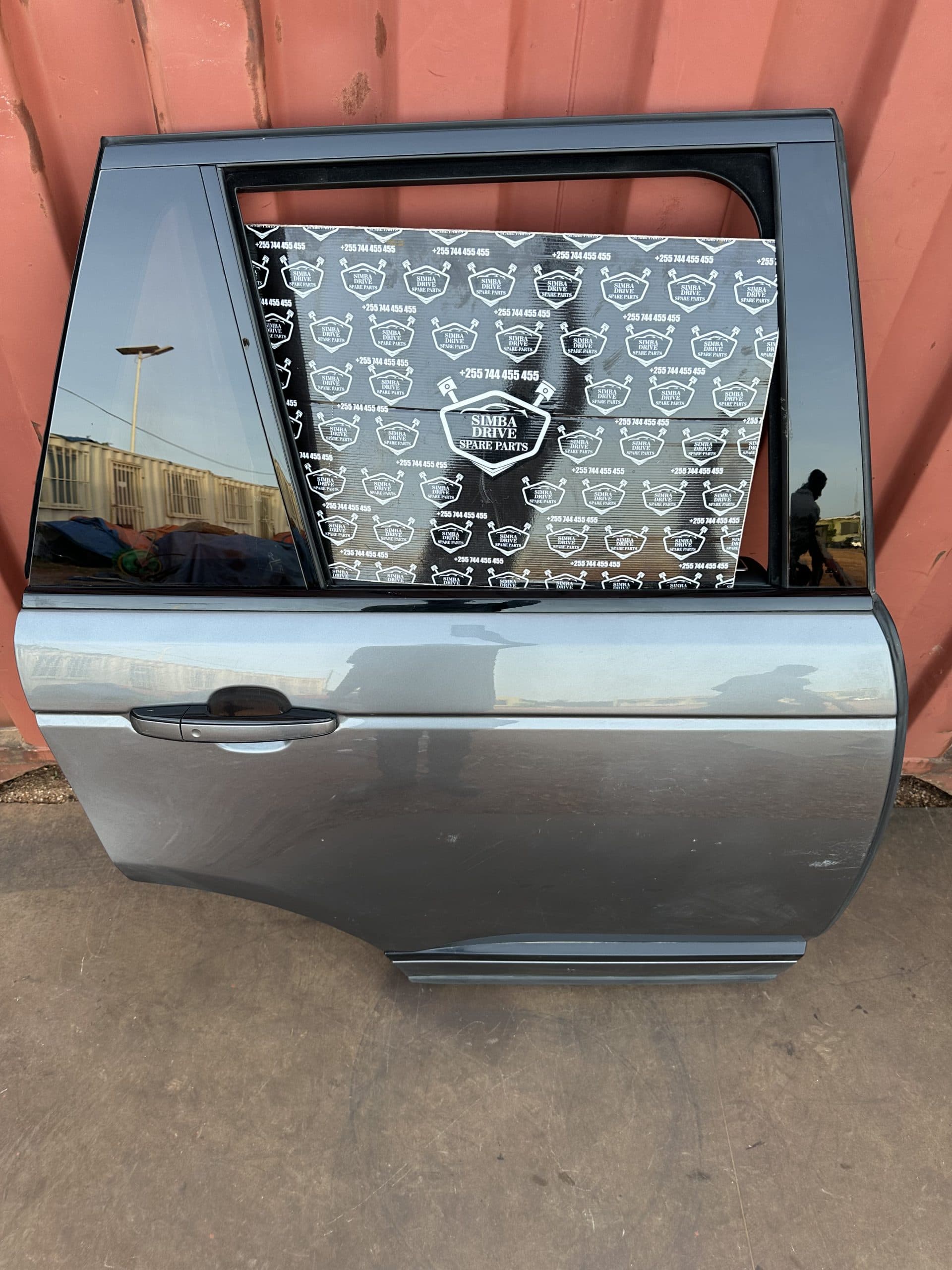 GENUINE RANGE ROVER VOGUE L405 2013-2017 3.0 & 4.4L Complete Rear Right Door In Grey Colour (Few Scratches)