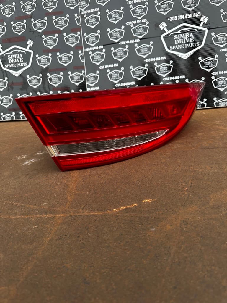 GENUINE JAGUAR XE 2017 Rear Right Tailgate Light (Very Light Scratches )