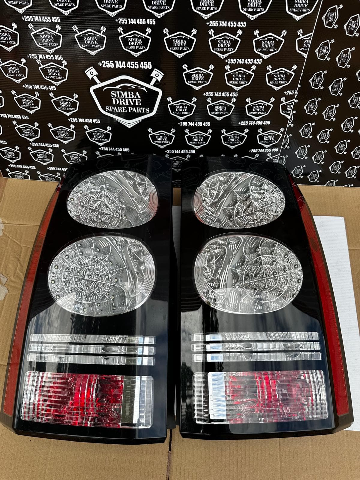 GENUINE Facelifted Led Rear Lights. Upgrade For LR DISCOVERY 4 4&3 (BLACK, RED & WHITE) IN GOOD CONDITION with Very Light Scratches. PRICE Per Pair (Left & Right)