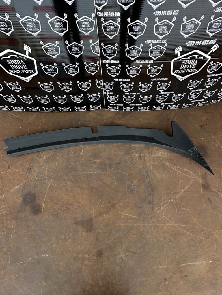 GENUINE LAND ROVER DISCOVERY 5 L462 Left Side Bonnet Wiper Trim Cover