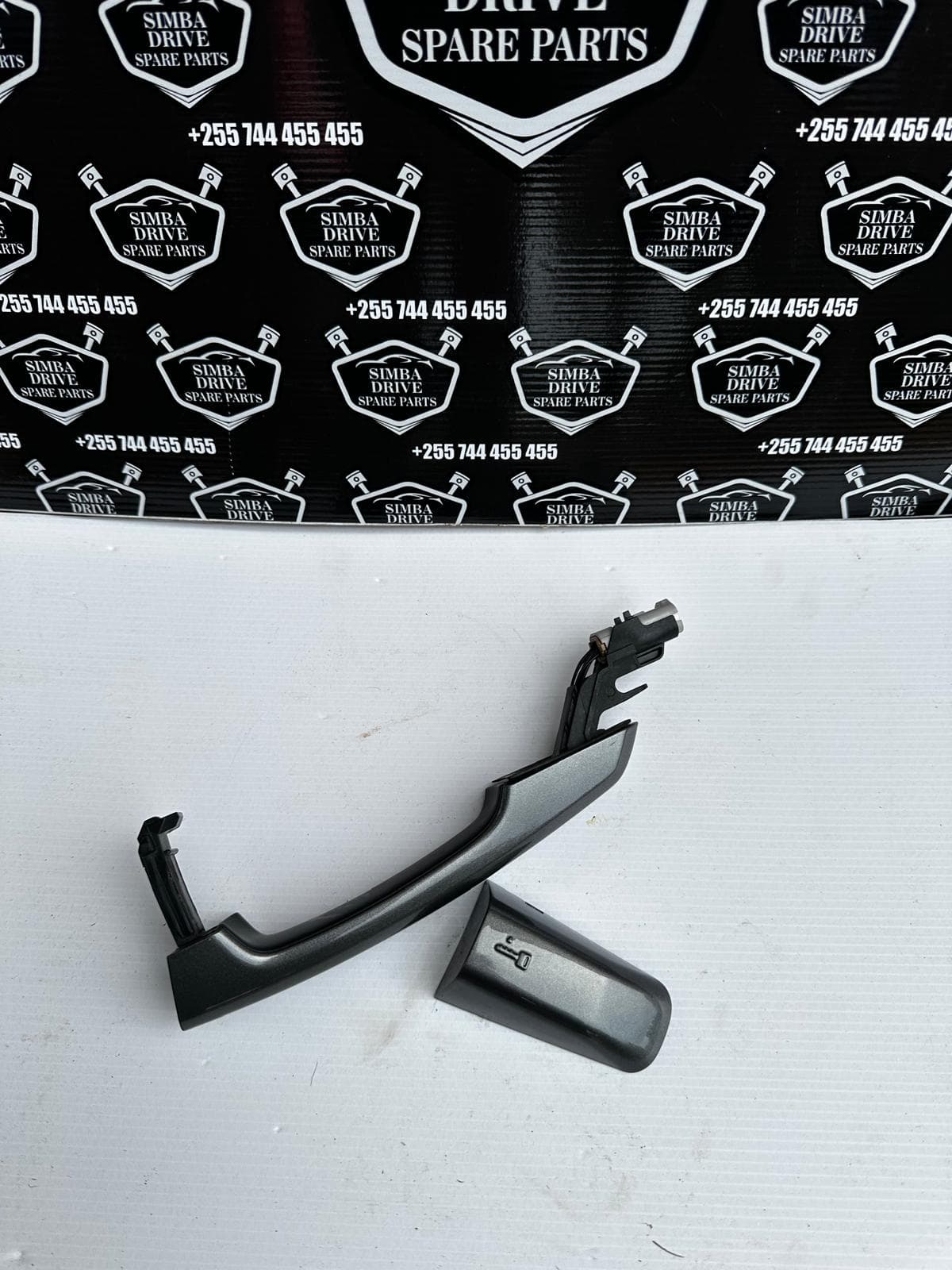 GENUINE LAND ROVER DISCOVERY SPORT L550 Exterior Door Handle and Cups a set of 4 (drive Door Has Key Sign On The Cup)