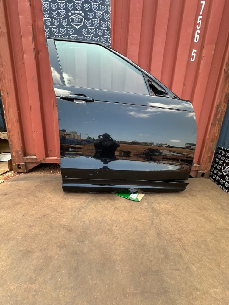 GENUINE LAND ROVER DISCOVERY 5 L462 2017-2020 Complete Front Right Door (Black Colour)
