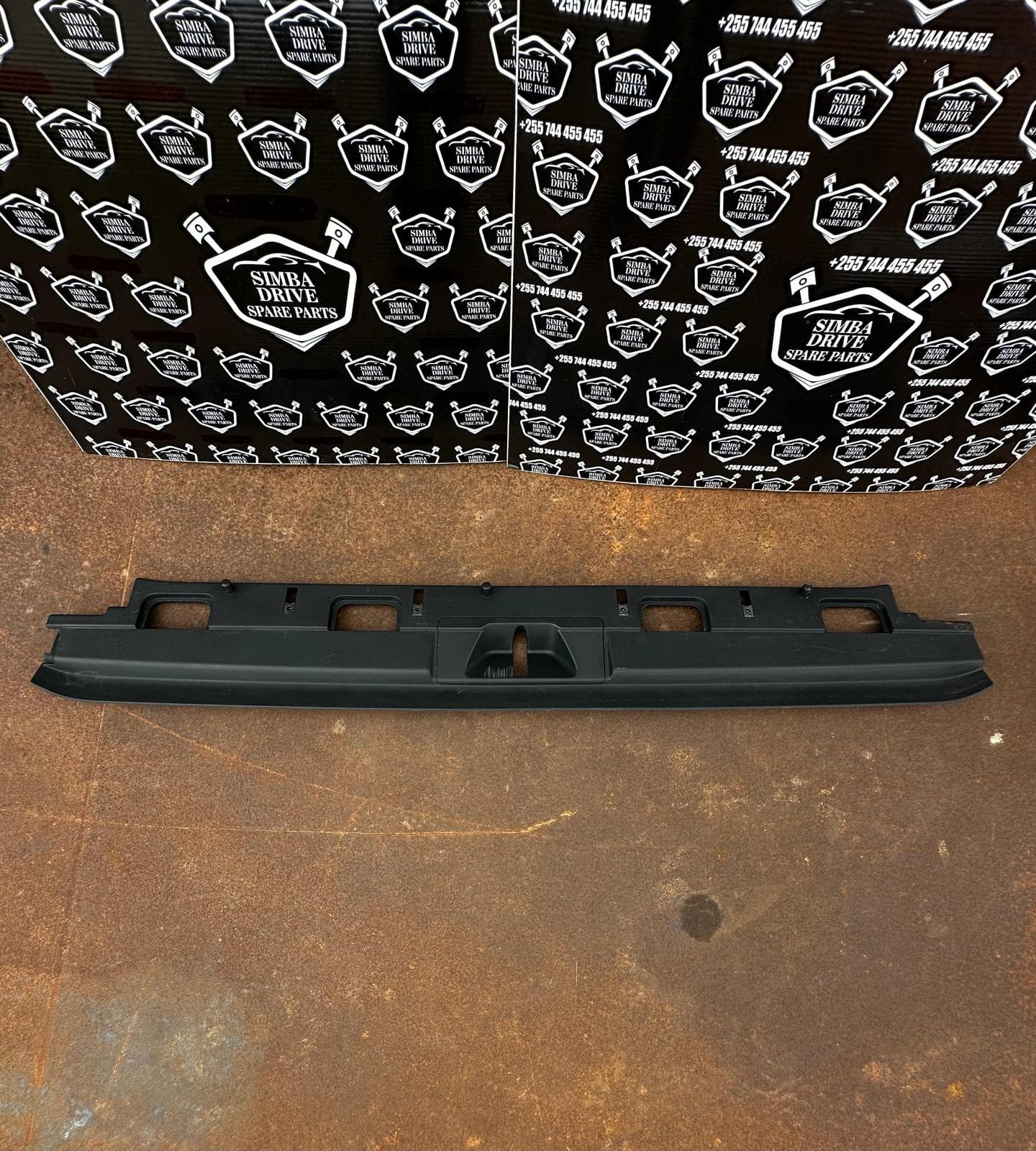 GENUINE LAND ROVER DISCOVERY 5 L462, 2017-2020 Trunk Tailgate Hatch Sill Cover